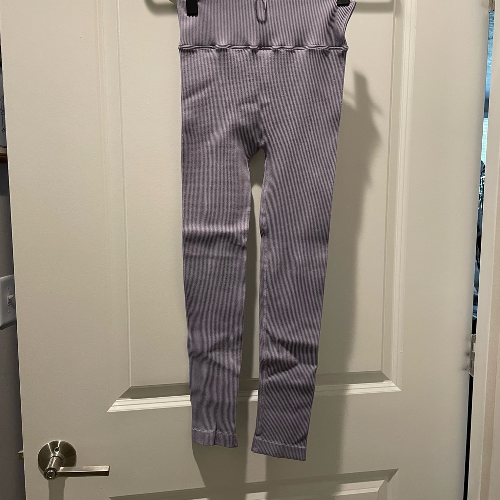 Dynamic Lavender Workout Set - Picture 4 of 9